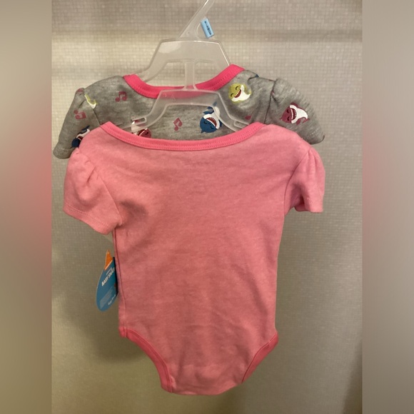 New Baby Shark Onesie Girls 6 to 9 Months 2 Pieces Pink Grey Bodysuit - Picture 10 of 12